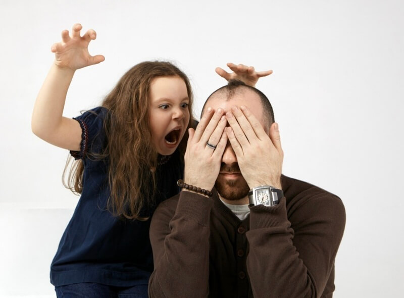 alienated child finger to father